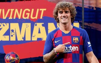 epa07717188 French striker Antoine Griezmann poses for the media during his presentation as a FC Barcelona's new player held at Camp Nou Stadium in Barcelona, Spain, 14 July 2019.  EPA/QUIQUE GARCIA