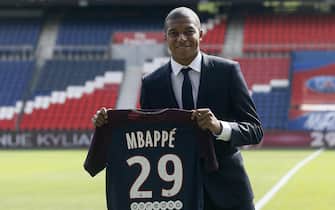 epa06187576 New player of Paris Saint Germain Kylian Mbappe poses during his presentation in Paris, France, 06 September 2017. The 18-year-old France forward moved on a season-long loan from AS Monaco to PSG with an option to make the transfer permanent at the end of the season.  EPA/ETIENNE LAURENT