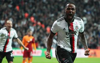 epa09545862 Cyle Larin of Besiktas celebrates after scoring the 2-1 lead during the Turkish Super League soccer derby match between Besiktas and Galatasaray in Istanbul, Turkey, 25 October 2021.  EPA/ERDEM SAHIN