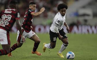 epa10113389 Joao Victor Gomes (C) of Flamengo, vies for the ball with Willian Borges (R) of Corinthians, during the Copa Libertadores soccer match between Flamengo and Corinthians at Maracana stadium, in Rio de Janeiro, Brazil, 09 August 2022.  EPA/ANTONIO LACERDA