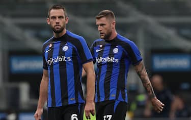 MILAN, ITALY - AUGUST 30: Stefan De Vrij and Milan Skriniar of FC Internazionale looks on during the Serie A match between FC Internazionale and US Cremonese at Stadio Giuseppe Meazza on August 30, 2022 in Milan, Italy. (Photo by Emilio Andreoli - Inter/Inter via Getty Images)