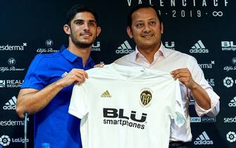 VALENCIA, SPAIN - AUGUST 31:  Anil Murthy president of Valencia CF and Goncalo Guedes pose during his presentation as a new player for Valencia CF at Mestalla Stadium on August 31, 2018 in Valencia, Spain.  (Photo by Manuel Queimadelos Alonso/Getty Images)