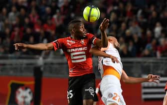 Rennes' Senegalese striker Diafra Sakho (L) vies with Montpellier's Uruguayan midfielder Facundo Piriz during the French L1 football match Rennes against Montpellier on May 19, 2018 at the Roazhon park stadium in Rennes, western France. (Photo by DAMIEN MEYER / AFP)        (Photo credit should read DAMIEN MEYER/AFP via Getty Images)