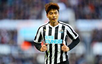 NEWCASTLE UPON TYNE, ENGLAND - MARCH 09: Sung-Yueng Ki of Newcastle United in action during the Premier League match between Newcastle United and Everton FC at St. James Park on March 09, 2019 in Newcastle upon Tyne, United Kingdom. (Photo by Chris Brunskill/Fantasista/Getty Images)