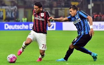 AC Milan's Colombian forward Carlos Bacca (L) challenges Inter Milan's Colombian defender Jeison Murillo during the Serie A football match between Inter Milan and AC Milan at San Siro Stadium in Milan on September 13, 2015 . AFP PHOTO / GIUSEPPE CACACE        (Photo credit should read GIUSEPPE CACACE/AFP via Getty Images)