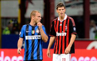 MILAN, ITALY - AUGUST 29:  Wesley Sneijder of Inter FC and Klaas-Jan Huntelaar of Milan AC look on during the Serie A match between AC Milan and Inter Milan at Stadio Giuseppe Meazza on August 29, 2009 in Milan, Italy.  (Photo by Claudio Villa/Getty Images)