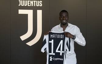 TURIN, ITALY - AUGUST 18:  Blaise Matuidi poses with his new shirt after signing for Juventus on August 18, 2017 in Turin, Italy.  (Photo by Getty Images - Juventus FC/Getty Images)