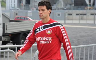 epa02310705 Bayer Leverkusen's Michael Ballack arrives for a training session with his team in Leverkusen, Germany, 01 September 2010. German national soccer team coach Joachim Loew is due to announce his decision on whether Philipp Lahm or Michael Ballack will captain the German national team.  EPA/Achim Scheidemann