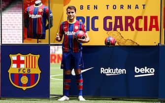 epa09240939 Spanish defender Eric Garcia poses during his presentation as new FC Barcelona player, in Barcelona, Spain, 01 June 2021.  EPA/Alejandro García