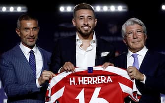 epa07697398 Atletico Madrid's new signing Mexican Hector Herrera (C) poses with Atletico Madrid's President Enrique Cerezo (R), and Sports Director, Andrea Berta, during his presentation at Wanda Metropolitano in Madrid, Spain, 05 July 2019. Herrera has signed a three-year contract with Spanish LaLiga's club.  EPA/Mariscal