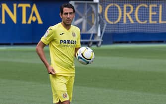epa08603095 Spanish midfielder Dani Parejo poses for the photographers during his presentation as new player of LaLiga team Villarreal, at La Ceramica Stadium, in the town of Vila-Real, eastern Spain, 14 August 2020. Parejo, from Valencia CF, signed a three-year contract with his new team.  EPA/Domenech Castello
