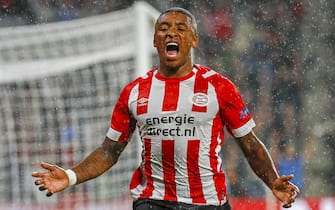 epa08175002 (FILE) - PSV Eindhoven's Steven Bergwijn celebrates after scoring the 1-0 lead during the UEFA Champions League playoff, second leg soccer match between PSV Eindhoven and Bate Borisov in Eindhoven, Netherlands, 29 August 2018 (re-issued on 29 January 2020). Dutch winger Steven Bergwijn joins English Premier League side Tottenham Hotspur for a reported transfer fee of around 25 million pounds (29,5 million euro), British media reports claimed on 29 January 2020.  EPA/JERRY LAMPEN *** Local Caption *** 54586894