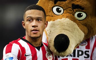 epa04608453 Memphis Depay of PSV Eindhoven with mascotte Phoxy after a Dutch Eredivisie soccer match between PSV Eindhoven and FC Utrecht in Eindhoven, The Netherlands, 07 February 2015.  EPA/OLAF KRAAK