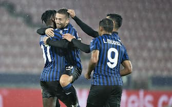 epa08763429 Atalanta's Alejandro Gomez (C) celebrates with team-mates after scoring a goal during the UEFA Champions League group D soccer match FC Midtjylland vs Atalanta BC at MCH Arena in Herning, Denmark, 21 October 2020.  EPA/Henning Bagger  DENMARK OUT