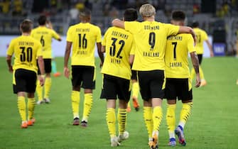 epa08682195 Dortmund's Erling Haaland (C) celebrtes scoring the third goal with Dortmund's Jadon Sancho (R) and Dortmund's Giovanni Reyna (L) during the German Bundesliga soccer match between Borussia Dortmund and Borussia Moenchengladbach in Dortmund, Germany, 19 September 2020.  EPA/FRIEDEMANN VOGEL CONDITIONS - ATTENTION: The DFL regulations prohibit any use of photographs as image sequences and/or quasi-video.