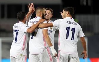 epa08796595 Madrid's striker Karim Benzema (2-L) celebrates with his teammates after scoring the 1-0 during the UEFA Champions League group B match between Real Madrid and FC Internazionale at Alfredo Di Stefano stadium in Madrid, Spain, 03 November 2020.  EPA/JuanJo Martin