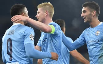 epa08796966 Manchester City's Gabriel Jesus (L) celebrates with Kevin De Bruyne (C) and Ferran Torres (R) after scoring the 2-0 goal during the UEFA Champions League group C soccer match between Manchester City and Olympiacos Piraeus in Manchester, Britain, 03 November 2020.  EPA/Peter Powell