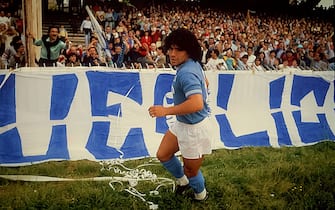 NAPLES, ITALY - OCTOBER 07: Naples' Diego Maradona during a Italian League Serie A. match between Napoli S.S.C and Como Calcio  at San Paolo Stadium on October 07, 1984 in Naples, Italy. (Photo by Stefano Montesi - Corbis/Corbis via Getty Images)