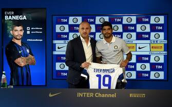 COMO, ITALY - AUGUST 12:  Sporting Director Piero Ausilio (L) and Ever Banega pose for a photo during the FC Internazionale press conference at the club's training ground at Appiano Gentile on August 12, 2016 in Como, Italy.  (Photo by Claudio Villa - Inter/FC Internazionale via Getty Images)