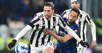 Juventus’ Adrien Rabiot and Inter’s Hakan Calhanoglu in action during the italian Serie A soccer match Juventus FC vs FC Inter at the Allianz Satadium in Turin, Italy, 3 april 2022 ANSA/ALESSANDRO DI MARCO