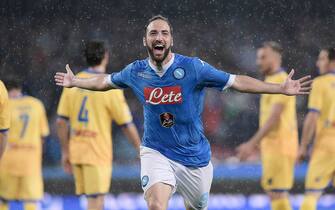 Foto LaPresse - Gerardo Cafaro
14/05/2016 Napoli (Italia)
Sport Calcio
SSC Napoli vs Frosinone Calcio
Campionato di Calcio Serie A TIM 2015/2016 - Stadio “San Paolo”
Nella foto: Esultanza Higuain

Photo LaPresse - Gerardo Cafaro
Saturday 14th May 2016 Naples (Italy)
Sport Soccer
SSC Napoli vs Frosinone Calcio
Italian Football Championship League A TIM 2015/2016 - “San Paolo“ Stadium 
In the pic: Exultation Higuain