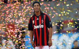 20080717 - MILANO - SPO - PRESENTAZIONE DI RONALDINHO: .
Ronaldinho durante la sua presentazione ufficiale allo stadio Giuseppe Meazza di Milano..
PH : ANSA/JENNIFER LORENZINI