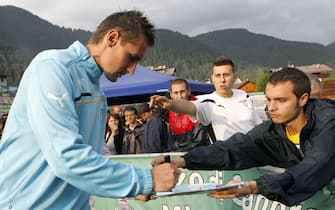 Il nuovo attaccante tedesco della Lazio, Miroslav Klose, firma autografi a margine della partita amichevole contro l'Auronzo, questo pomeriggio 14 luglio 2011 allo stadio comunale di Auronzo di Cadore (Belluno).
ANSA/ANDREA SOLERO