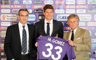 The new German forward of ACF Fiorenitna, Mario Gomez, poses for a photo with Sporting Director Daniele Pradè (R) and Technical Director Eduardo Macia during his official presentation in Florence, Italy, 15 July 2013.
ANSA/CARLO FERRARO