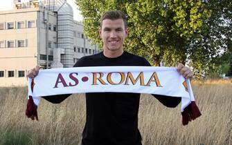 Bosnia forward Edin Dzeko arrived in Rome's Fiumicino airport leaving Manchester City to join AS Roma, 06 August 2015.
ANSA/TELENEWS