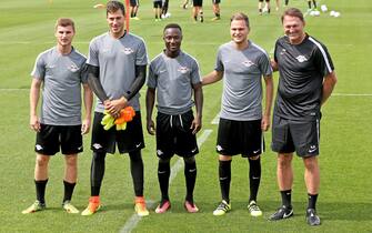 epa05420782 Ralph Hasenhuettl (R), new head coach of German Bundesliga soccer club RasenBallsport Leipzig, presents new players (L-R) Timo Werner, Marius Mueller, Naby Keita and Benno Schmitz during the first training session of the team in the Red Bull training centre in Leipzig, Germany, 11 July 2016.  EPA/JAN WOITAS