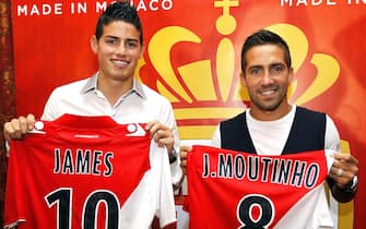 epa03781756 AS Monaco's Colombian forward James Rodriguez (L) and Portuguese Joao Moutinho (R) pose for photographers with their new jerseys following a press conference in Monaco, 09 July 2013. French Ligue 1 soccer club AS Monaco have signed James Rodriguez from FC Porto for 45 million euros.  EPA/SEBASTIEN NOGIER