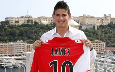 epa03781741 AS Monaco's Colombian forward James Rodriguez poses for photographers with his new jersey following a press conference in Monaco, 09 July 2013. French Ligue 1 soccer club AS Monaco have signed James Rodriguez from FC Porto for 45 million euros.  EPA/SEBASTIEN NOGIER