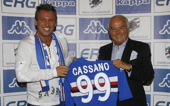 20070818 genova. Presentazione antonio cassano, nuovo giocatore della sampdoria. cassano(s) con il presidente garrone(d)- foto luca zennaro\ansa -