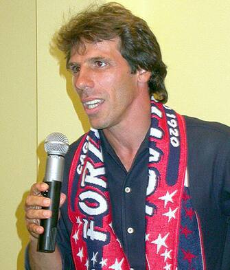 CAGLIARI, 03-07-03. GIANFRANCO ZOLA CON LA SCIARPA DEL CAGLIARI.
FOTO ROSAS
