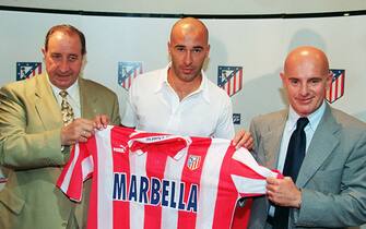 MADRID, SPAIN:  Atletico Madrid's new coach and former Italian soccer coach, Arrigo Sacchi (R), Atletico's president, Jesus Gil (L) and Atletico's new player Stefano Torrisi hold the soccer club's jersey during press conference at the Calderon stadium in Madrid 16 June. (Photo credit should read DOMINIQUE FAGET/AFP/Getty Images)