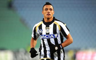 epa02786770 (FILE) A file picture dated 06 January 2011 shows Udinese Calcio forward Alexis Sanchez celebrating after scoring a goal against AC Chievo Verona during the Italian Serie A soccer match at Friuli Stadium in Udine, Italy. Chilean forward Alexis Sanchez is set to join FC Barcelona for 35 million euros, Chilean media reports said on 19 June 2011.  EPA/STEFANO NOVELLI *** Local Caption *** 00000402518423