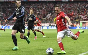 epa05904994 Bayern's Franck Ribery (R) in action against Real Madrid's Gareth Bale (L) during the UEFA Champions League quarter final, first leg soccer match between FC Bayern Munich and Real Madrid at the Allianz Arena in Munich, Germany, 12 April 2017.  EPA/FILIP SINGER