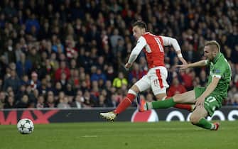 epaselect epa05592704 Mesut Oezil of Arsenal (left) scores against Ludogorets Razgrad during the UEFA Champions League group A soccer match between Arsenal FC and PFC Ludogorets Razgrad at the Emirates Stadium in London, Britain, 19 October 2016.  EPA/WILL OLIVER