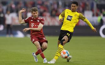 epa09904818 Bayern's Thomas Mueller (L) in action with Dortmund's Jude Bellingham (R) during the German Bundesliga soccer match between FC Bayern Munich and Borussia Dortmund in Munich, Germany, 23 April 2022.  EPA/RONALD WITTEK CONDITIONS - ATTENTION: The DFL regulations prohibit any use of photographs as image sequences and/or quasi-video.