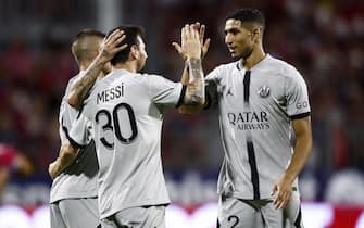 epa10109364 Paris Saint-Germain's Lionel Messi (C) celebrates with teammate Marco Verratti (L) and Achraf Hakimi (R) after scoring a goal during the French Ligue 1 soccer match between Clermont Foot 63 and Paris Saint-Germain (PSG) in Clermont-Ferrand, France, 06 August 2022.  EPA/Mohammed Badra
