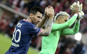Lionel Messi, goalkeeper of PSG Keylor Navas salute the supporters following the French championship Ligue 1 football match between Stade de Reims and Paris Saint-Germain on August 29, 2021 at Auguste Delaune stadium in Reims, France - Photo Jean Catuffe / DPPI
