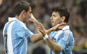 epa03571134 Argentina's Angel Di Maria (L) congratulates Sergio Aguero after Aguero's 1-2 goal during the international friendly soccer match between Sweden and Argentina at Friends Arena in Stockholm, Sweden, 06 February 2013.  EPA/JONAS EKSTROMER **SWEDEN OUT**