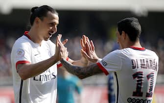 epa05209588 Zlatan Ibrahimovic (L) of Paris Saint Germain celebrates with team mate Angel Di Maria (R) after scoring during the French Ligue 1 soccer match between Estac Troyes and Paris Saint-Germain (PSG) at the Aube stadium in Troyes, France, 13 March 2016. PSG clinches 4th straight Ligue 1 title.  EPA/YOAN VALAT