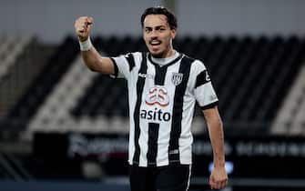 ALMELO, NETHERLANDS - DECEMBER 18: Giacomo Quagliata of Heracles Almelo celebrates the victory  during the Dutch Eredivisie  match between Heracles Almelo v FC Groningen at the Polman Stadium on December 18, 2021 in Almelo Netherlands (Photo by Rico Brouwer/Soccrates/Getty Images)