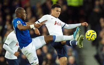 epa07969924 Everton's Oumar Niasse (L) in action against Tottenham Hotspur's Dele Alli (R) during the English Premier League soccer match between Everton FC and Tottenham Hotspur at the Goodison Park in Liverpool, Britain, 03 November 2019.  EPA/PETER POWELL EDITORIAL USE ONLY. No use with unauthorized audio, video, data, fixture lists, club/league logos or 'live' services. Online in-match use limited to 120 images, no video emulation. No use in betting, games or single club/league/player publications