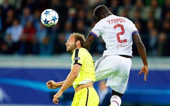 epa04933761 Gent's Laurent Depoitre (L) in action against Lyon's Mapou Yanga-Mbiwa (R) during the UEFA Champions League Group H soccer match between KAA Gent and Olympique Lyon at Ghelamco Arena in Ghent, Belgium, 16 September 2015.  EPA/LAURENT DUBRULE