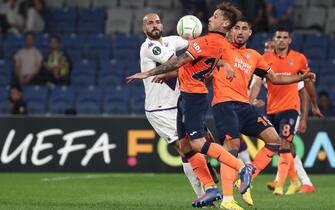 epa10186671 Lucas Biglia (front R) of Basaksehir in action against Riccardo Saponara (front L) of Fiorentina during the UEFA Europa Conference League group A soccer match between Istanbul Basaksehir and ACF Fiorentina in Istanbul, Turkey, 15 September 2022.  EPA/ERDEM SAHIN