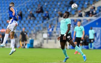 epa08630187 Toluwalase Emmanuel Arokodare (R) of FK Valmiera in action during the UEFA Europa League first round qualifying soccer match Lech Poznan vs. FK Valmiera in Poznan, Poland, 27 August 2020.  EPA/JAKUB KACZMARCZYK POLAND OUT