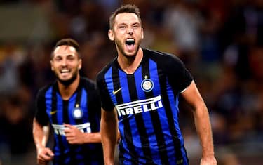 FC InterÃ• Stefan de Vrij celebrates after scored his goal during a Serie A soccer match between FC Inter and FC Torino in Milan, Italy, Aug. 26, 2018. FC Inter draw 2-2. (Xinhua/Alberto Lingria)  (Photo by Xinhua/Sipa USA)