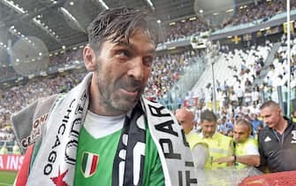 Juventus' goalkeeper Gianluigi Buffon celebrates with supporters after winning the Italian Serie A Championship ("Scudetto") at the end of the Italian Serie A soccer match Juventus FC vs Hellas Verona FC at Allianz Stadium in Turin, Italy, 19 May 2018.ANSA/ANDREA DI MARCO